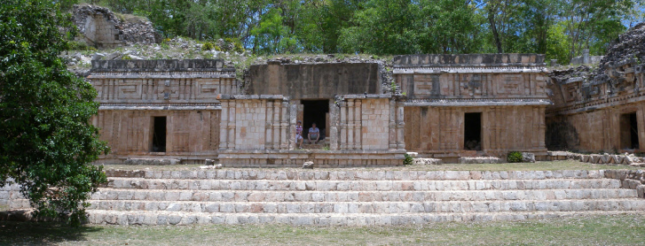 Stèle de la tombe de Pakal, Izamal, www.terre-maya.com